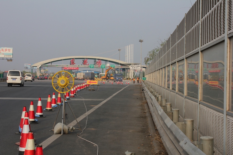 京張高速公路收費(fèi)廣場路面更換工程進(jìn)展順利
